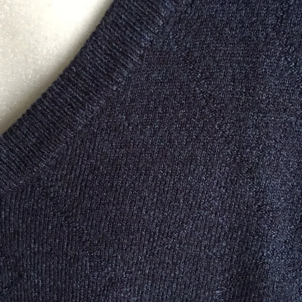 Geoffrey Beene Classic Navy Blue V-Neck Knit Argyle Texture Sweater SizeM Preppy